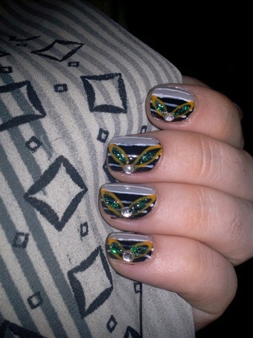 grey and green nails