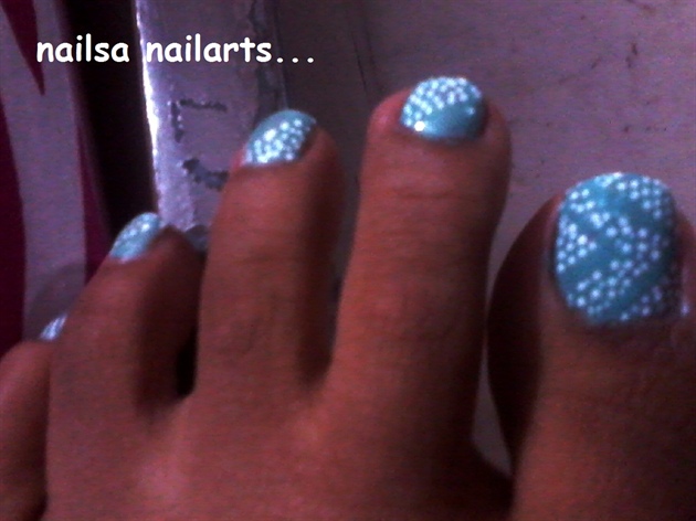 dotted toe nails...