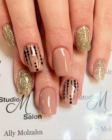 Nude &amp; Gold Nails 