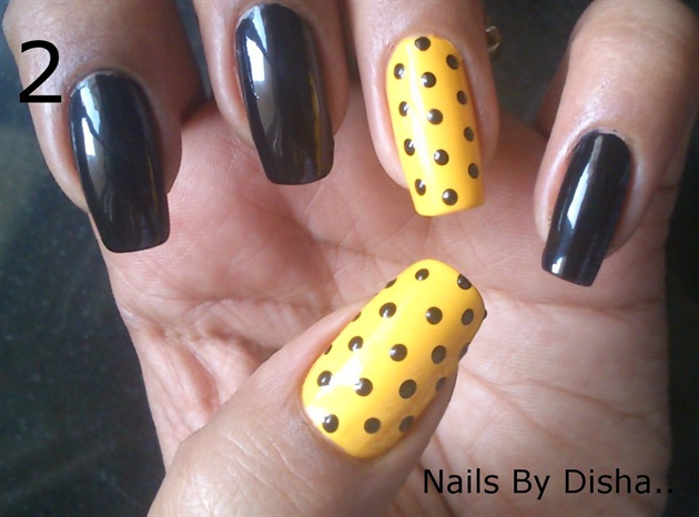 Add big size dots to ur ring finger nd thumb