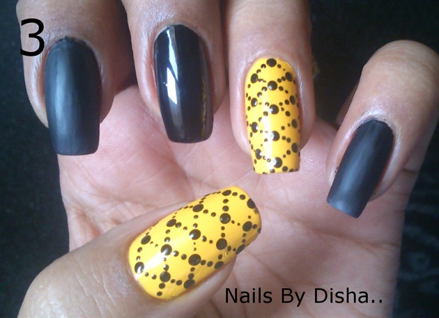 Join the dots with smaller dots in this manner also apply matt top coat to ur pointer finger nd pinky finger and glossy top coat on the yellow design..
