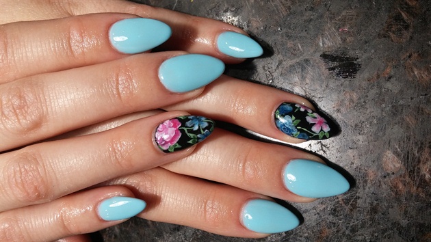 floral accent nail