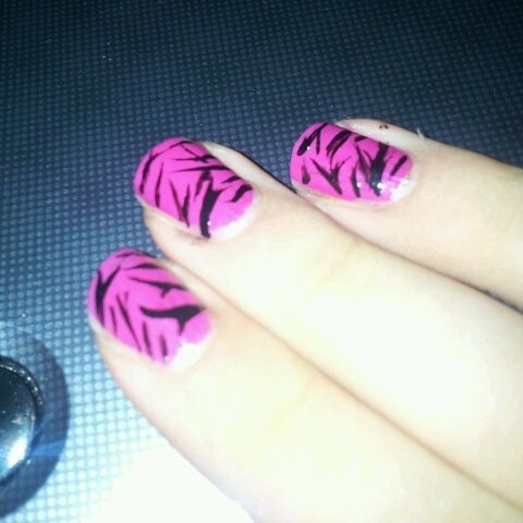 &quot;Zebra&quot; nail art