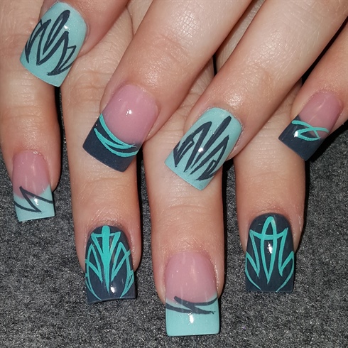 Pinstriped nails