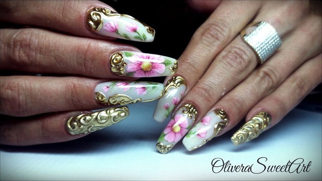 Golden vintage floral nails