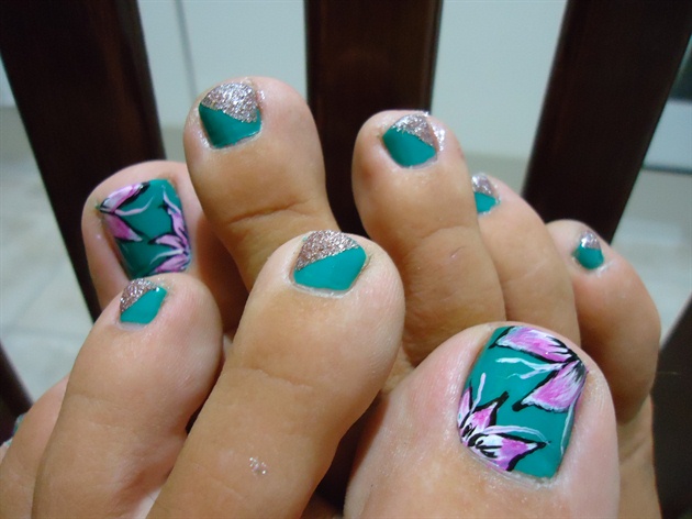 Meadow Green with Flowers &amp; Sand Toes