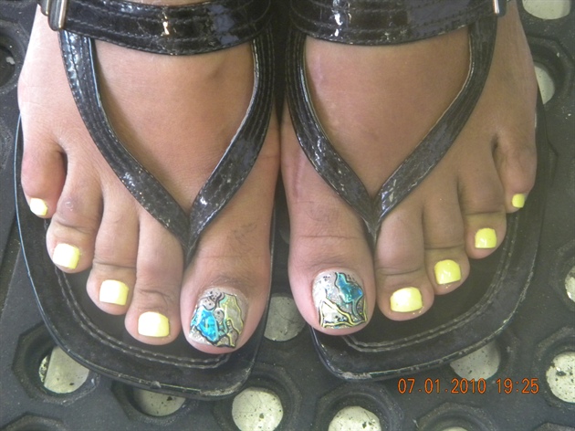 acrylic designs on the big toes