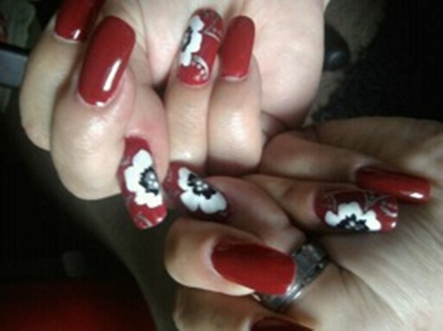 RED NAILS W/ FLOWER