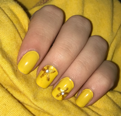 Golden Flower Nails