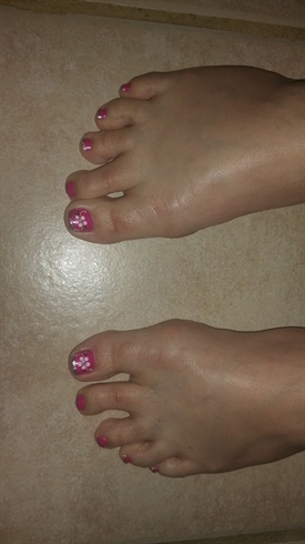 Pink toes w white flowers 