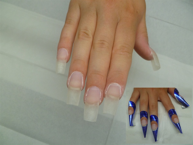 I started with sculpting a set of gel nails. I chose to do square, it made a perfect canvas to work on. 
