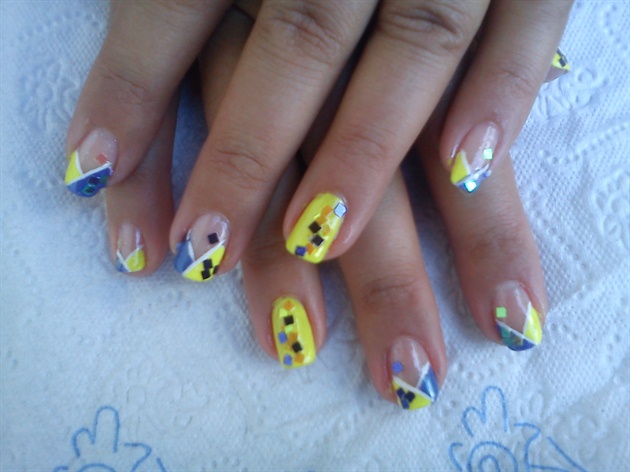 Natural nails_blue and yellow