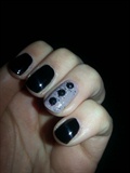 Accent nail with rhinestones 