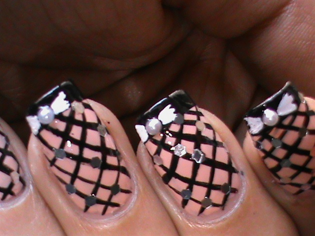 Fishnet nails with bow
