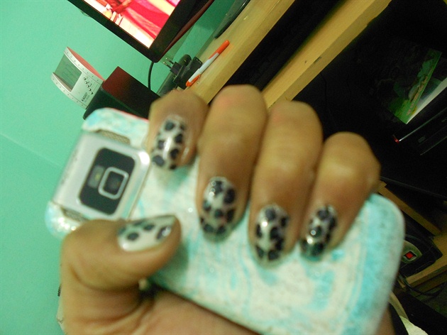 leopard nails with water marbling phone