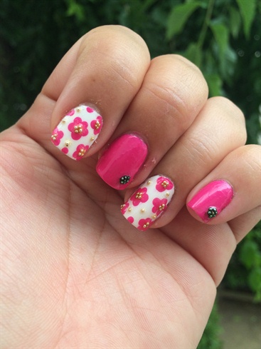 Nail Art Pink And Flowers 