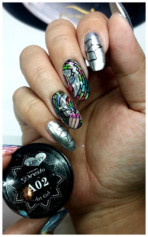 Moving on to the surrounding fingers, I, once again use Presto Black art gel to outline the designs.