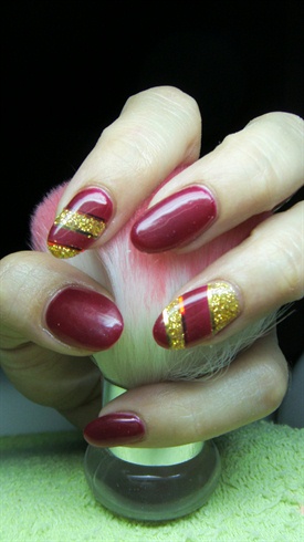 Red nails and gold