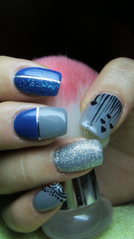 Blue and gray nails