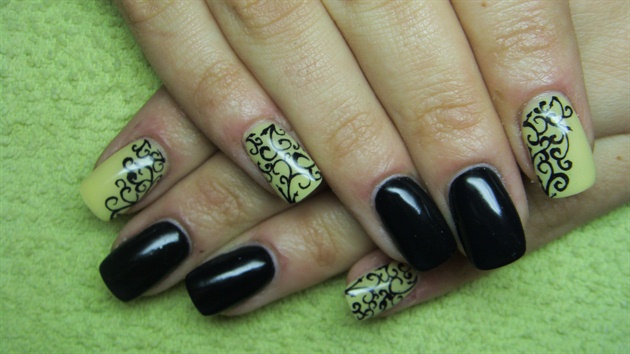 Black and yellow nails with arabesque