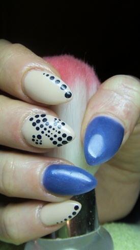 Blue and beige nails with dots