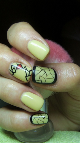 Yellow nails with black stripes