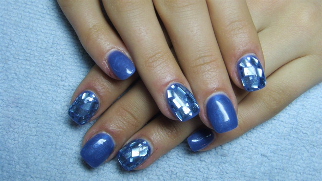Blue short nails