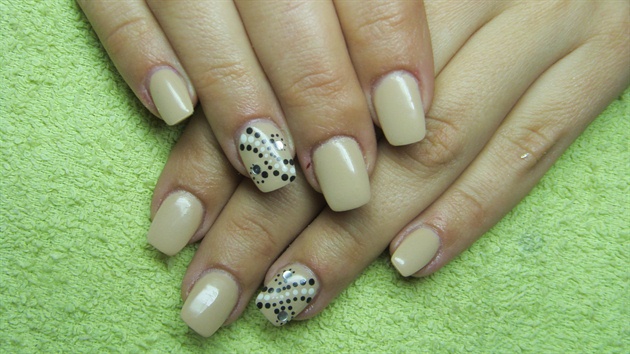 Beige nails with dots and rhinestones