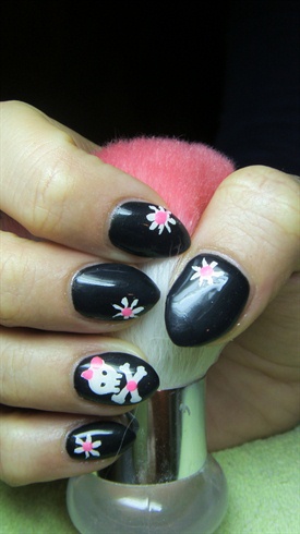  Nails with a skull and rustic flowers