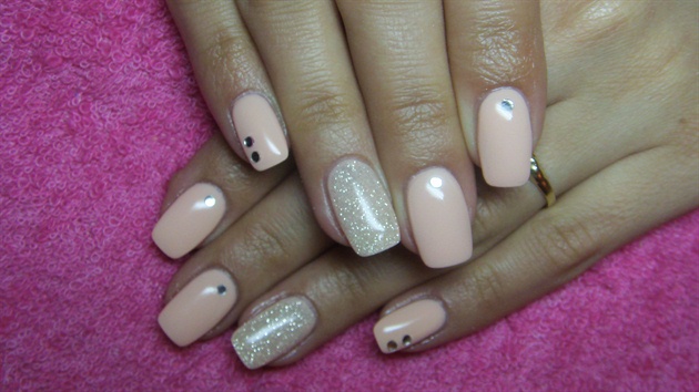 Peach nails with glitter