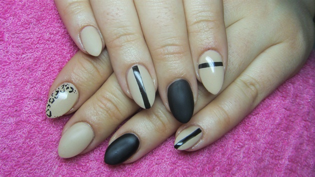 Beige (nude) and black nails