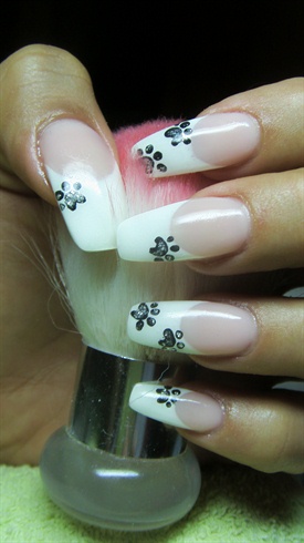 French Manicure with a cat&#39;s paws