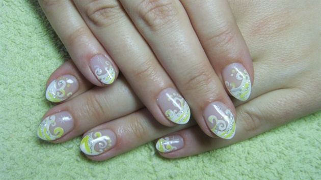 White and yellow nails